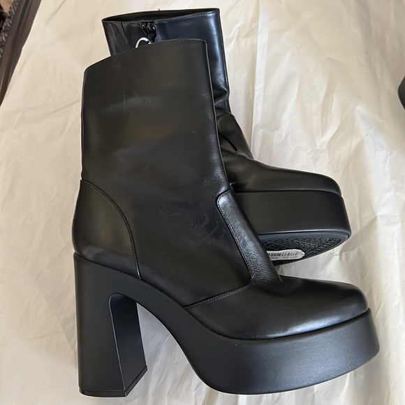 GB
Levi Tate Leather Platform Mid Boots - Picture 10 of 12